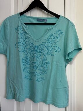 Tres you Woman’s V-Neck Short Sleeve Tee in Aqua